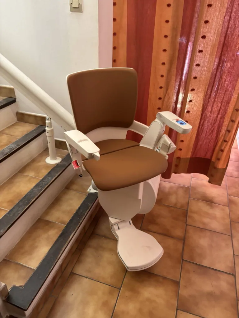 Embarquement en toute sécurité avec ce pivot motorisé sur ce fauteuil monte escalier OTOLIFT smart à six Fours entre Marseille et Toulon