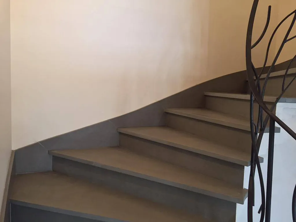 Escalier avec plinthes rampantes