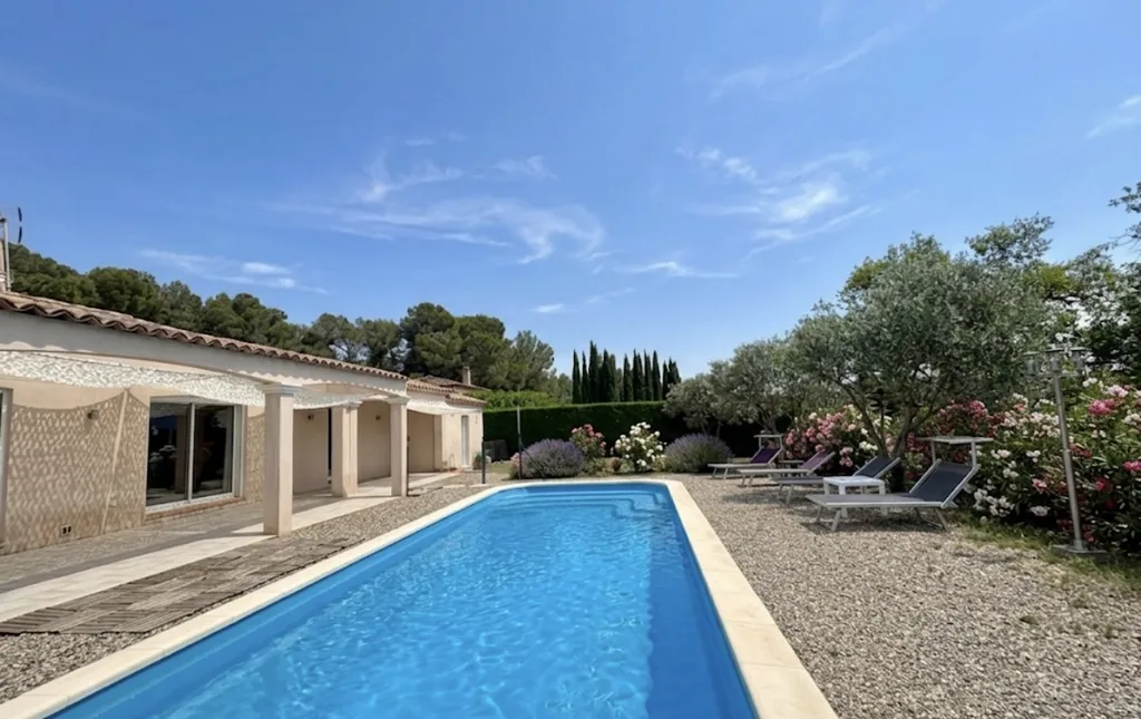 Villa de plain-pied à Salernes : coup de cœur garanti pour cette maison lumineuse avec piscine, pétanque et terrain clos de 1 000 m²