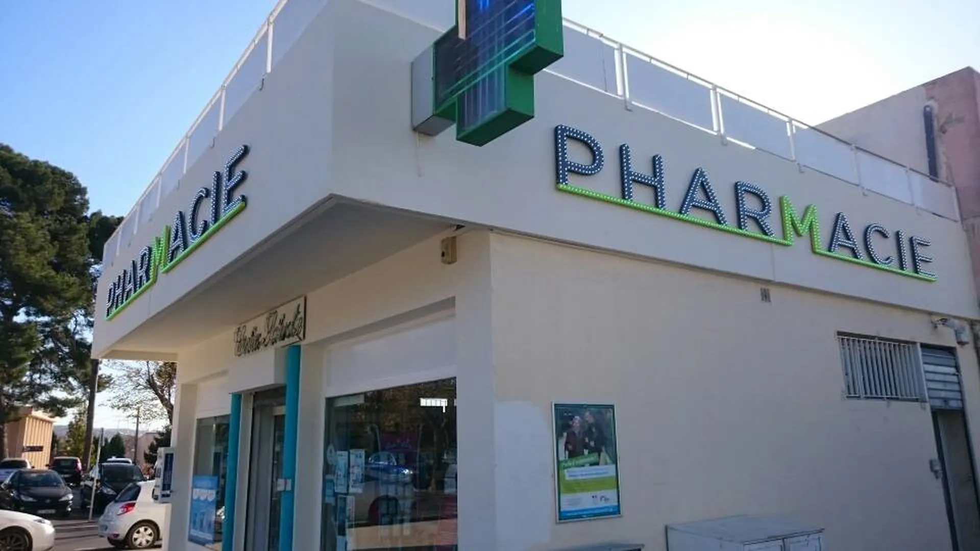 enseigne lumineuse pharmacie nimes