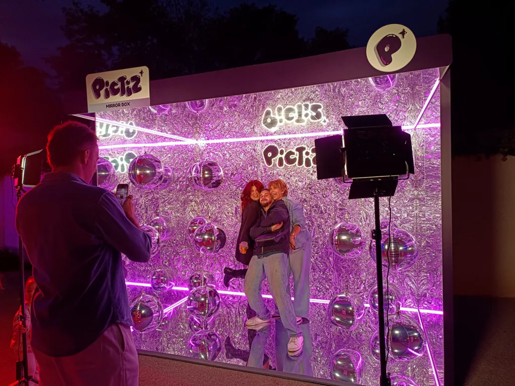 Louer un photobooth avec backdrop mirror personnalisable à Monaco 