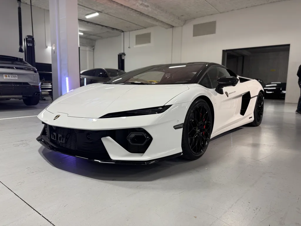 Protection céramique haut de gamme Lamborghini Temerario en intervention directe au Centre Lamborghini à Cannes