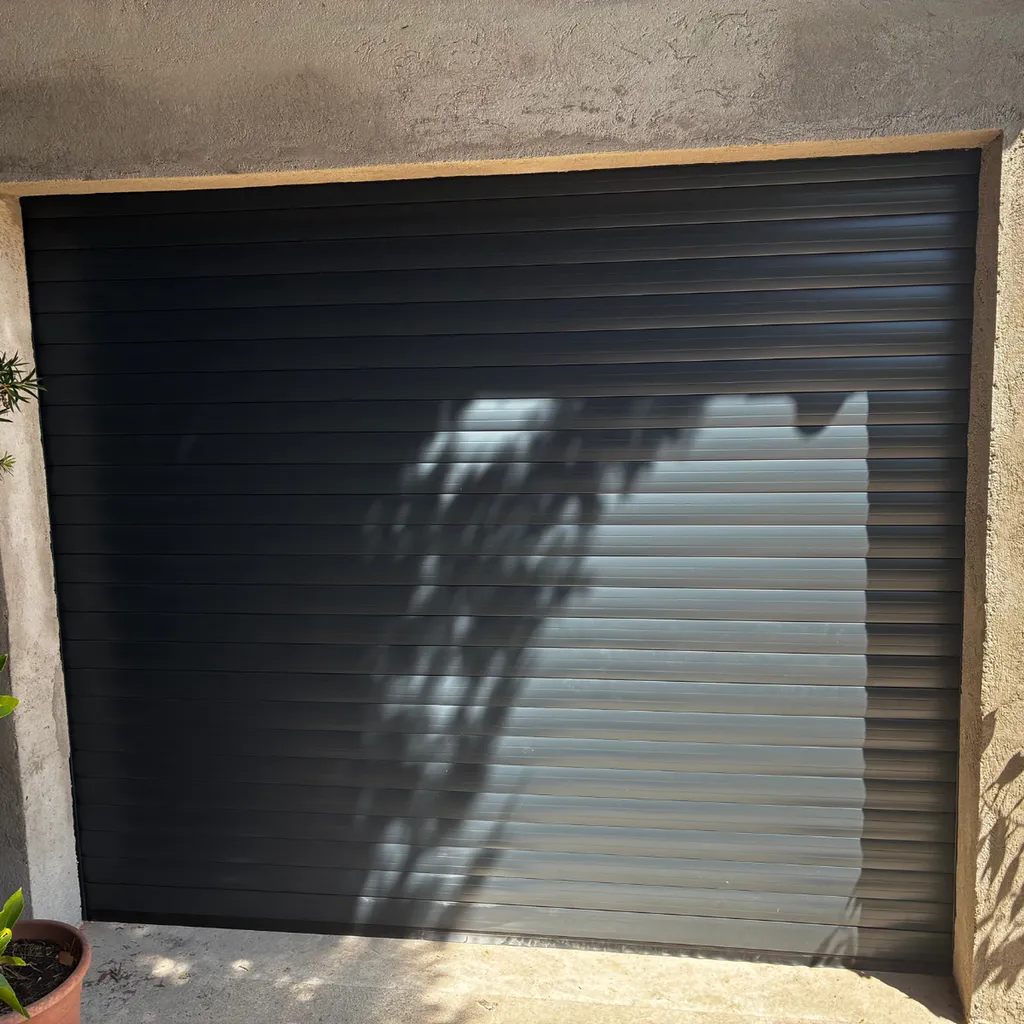 Porte de garage enroulable, motorisée avec Somfy installée à Bruges