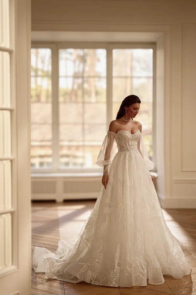 Robe de mariée petite princesse en tulle et dentelle Marseille