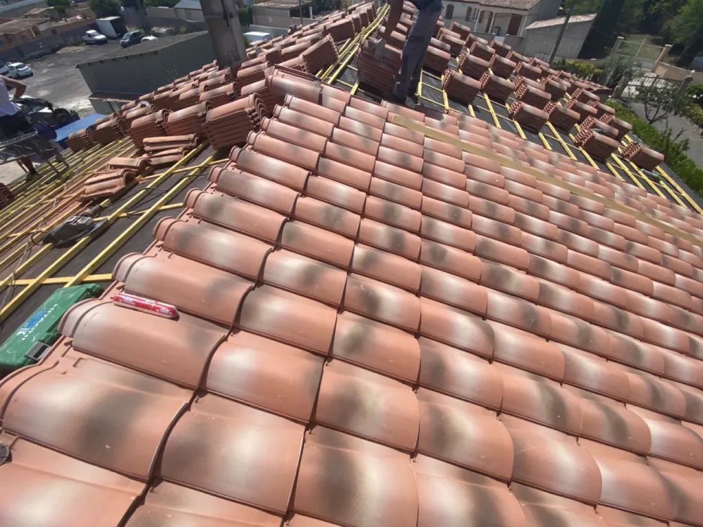 Changement d’une toiture de maison en tuiles Abeilles sur Martigues