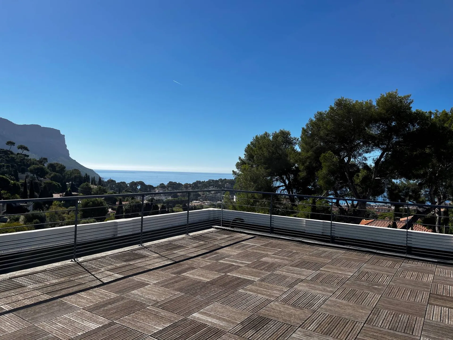 Cassis - T3/4 en duplex avec terrasse, jardin privatif, solarium et garage dans résidence sécurisée de standing   