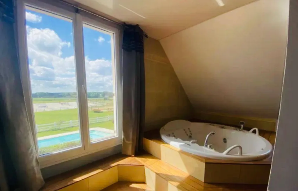 A saisir propriété équestre avec piscine édifiée sur 1.7 hectares de terrain sur la commune de EPINAY SUR DUCLAIR 76480