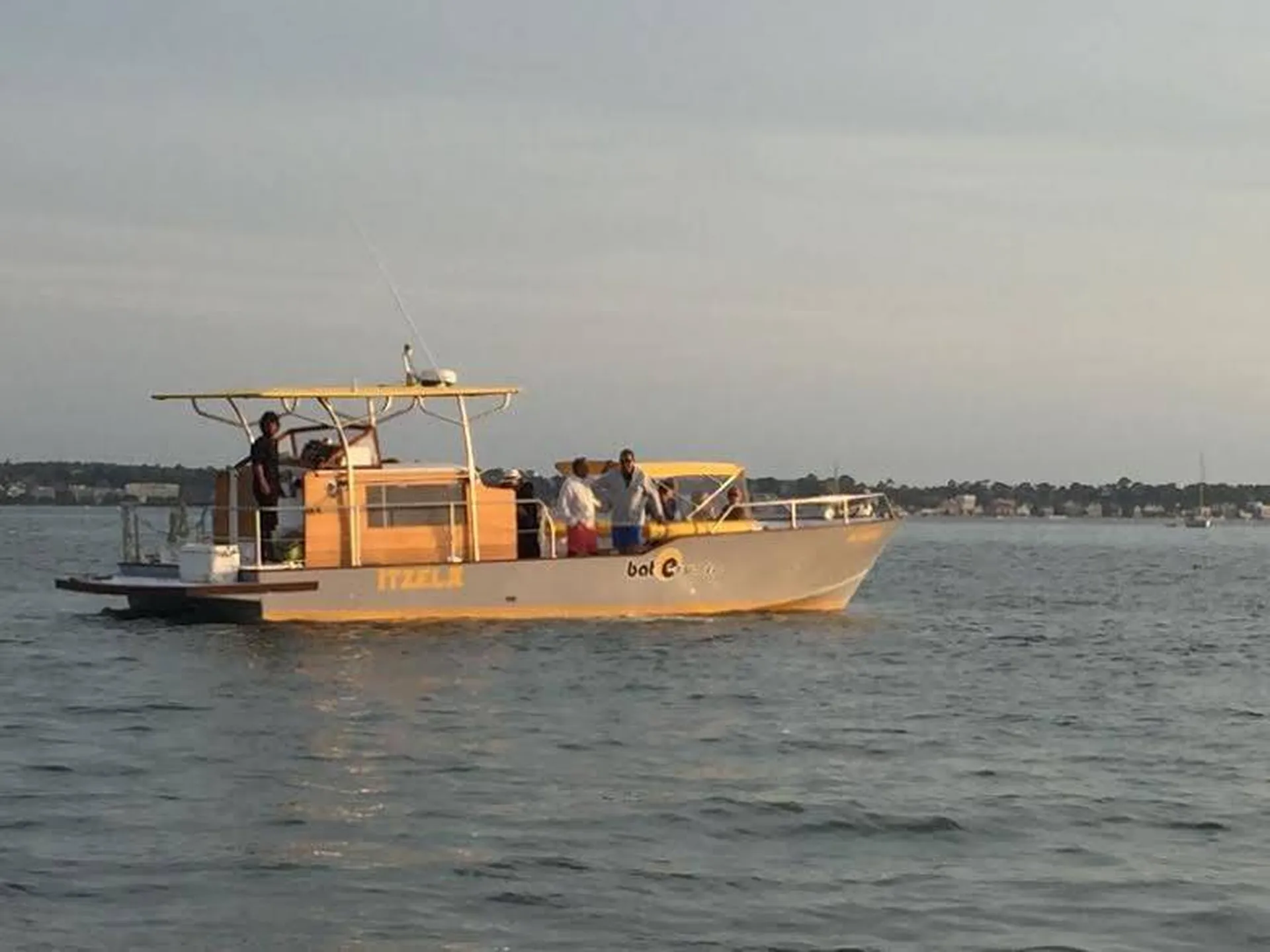 Vedette chaland pour une croisière en famille au départ du village ostréicole du Canon