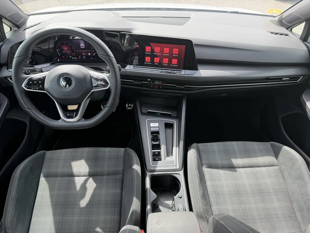 Volkswagen Golf 8 GTD d'occasion à vendre à faible distance de Rouen : une sportive diesel performante disponible chez Caudebec Automobiles