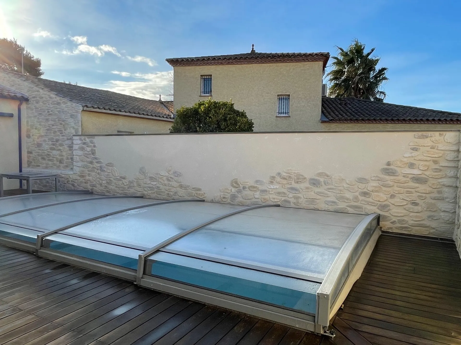 Tour de piscine en cascade de pierre à Narbonne dans l’Aude