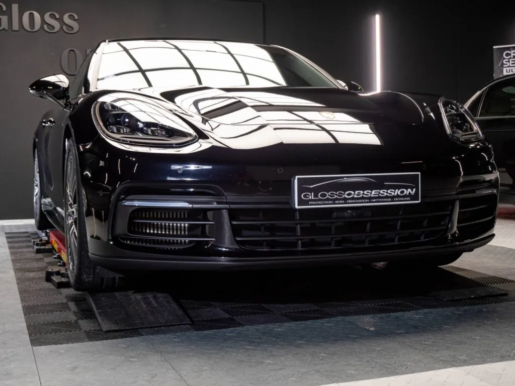 Polissage lustrage traitement céramique carrosserie ou encore film de protection à Vannes dans le Morbihan en Bretagne