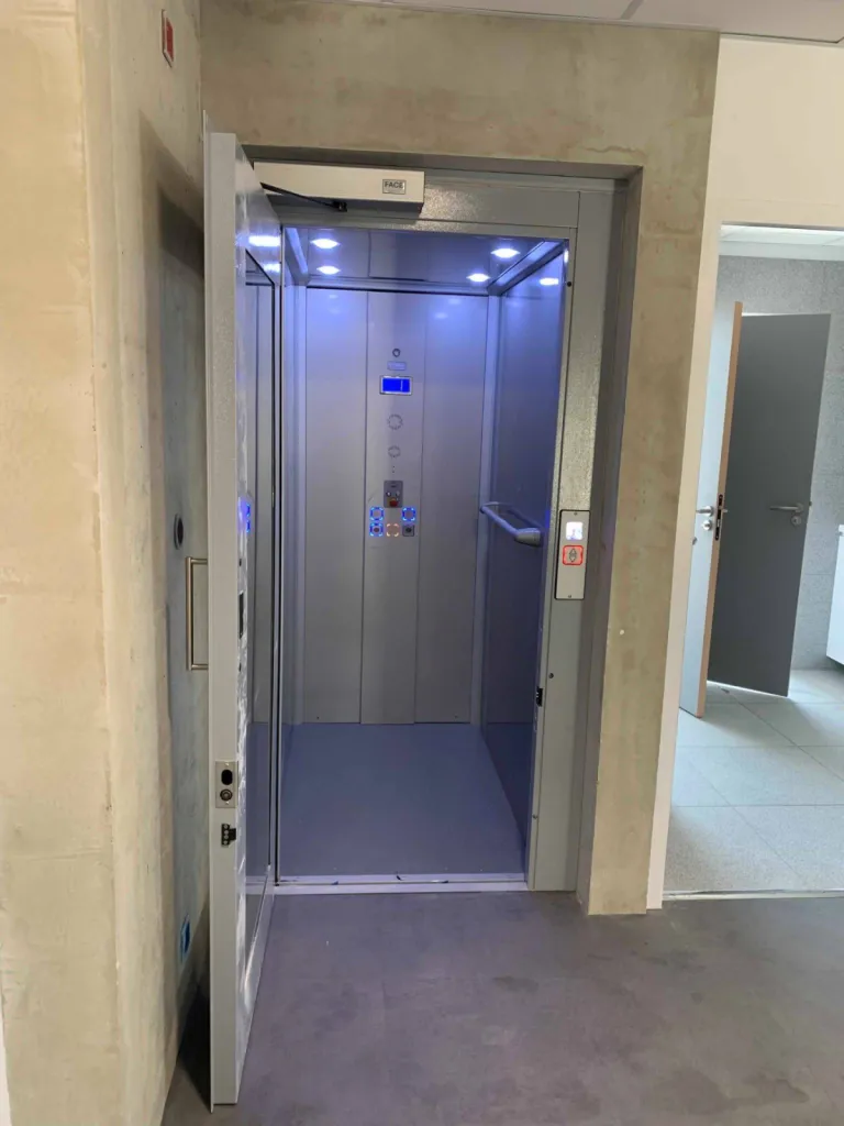 Passage libre optimisé de cet élévateur vertical VIMEC au sein d'une maison de santé entre Arles & Marseille