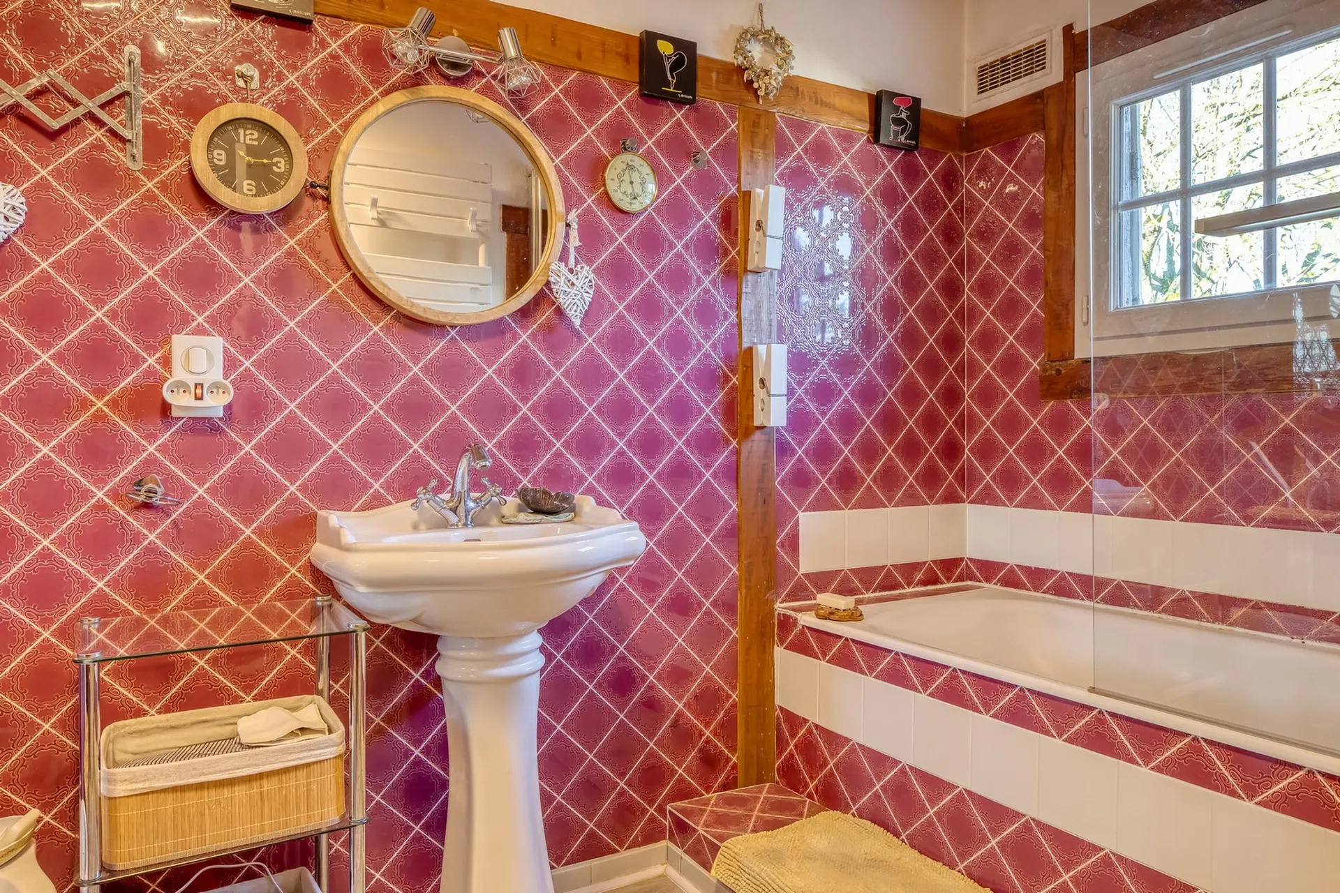 Le terrain de 2 344 m², plat et agréable, permet de profiter pleinement du cadre verdoyant typiquement normand.