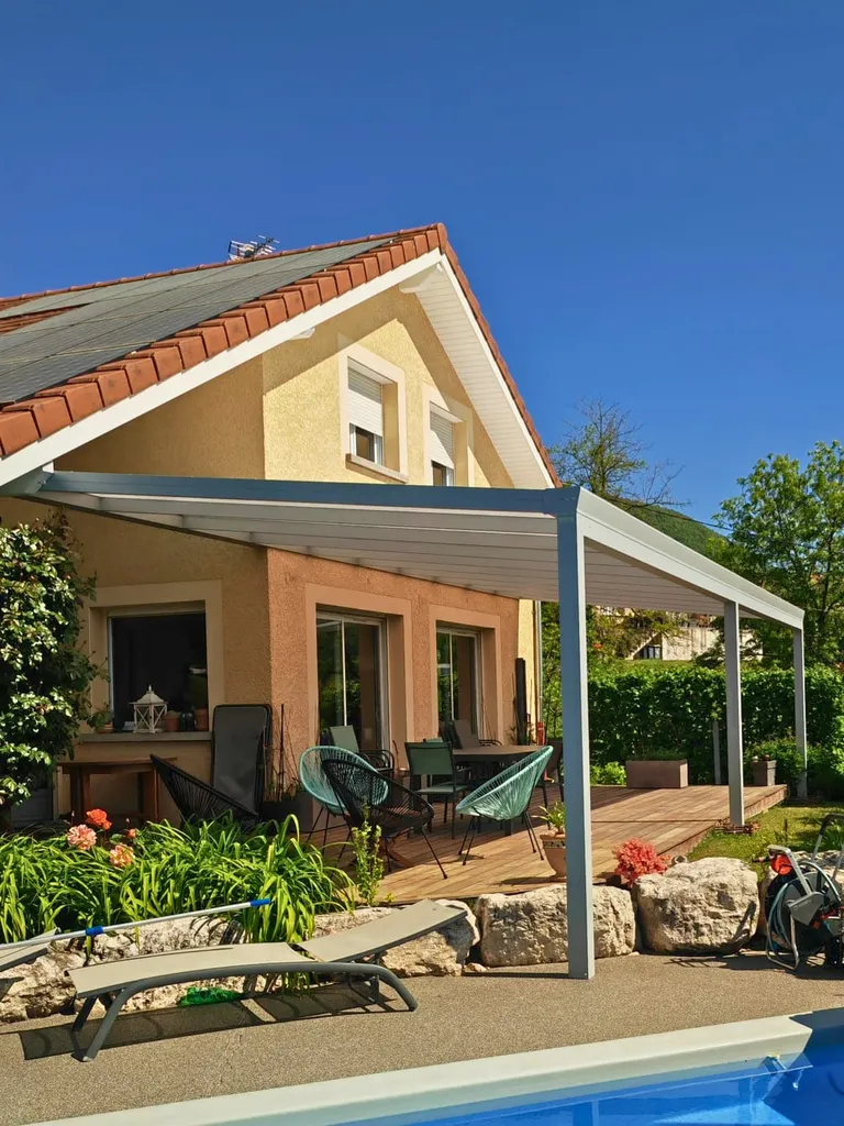 Pose pergola alu Heolian 4 x 10 mètres coloris gris clair RAL 9006 adossée avec toiture en polycarbonate à Valence dans la Drôme (26)