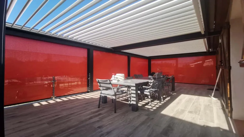Installation de double auvent bioclimatique motorisé avec stores et garde-corps à Saint-Étienne-de-Tulmont pour terrasse design