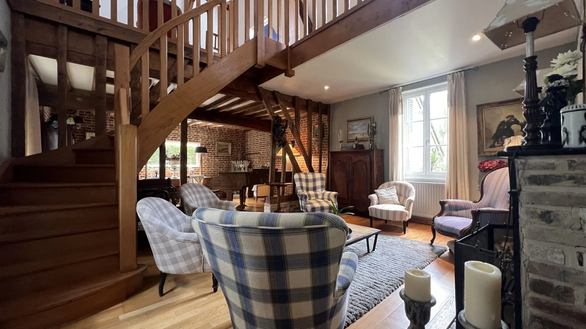A vendre Authentique demeure normande 260m² issue de deux longères, 5 chambres, dépendances et jardin paysager 3400m², environnement privilégié proche Blangy-sur-Bresle 76340.