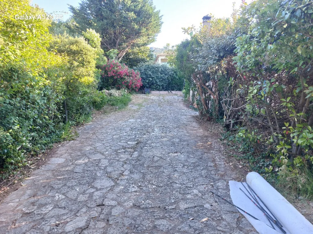 réfection d'une allée de propriété en enrobé de bitume noir sur la commune de Château neuf le rouge dans les Bouches-du-Rhône 