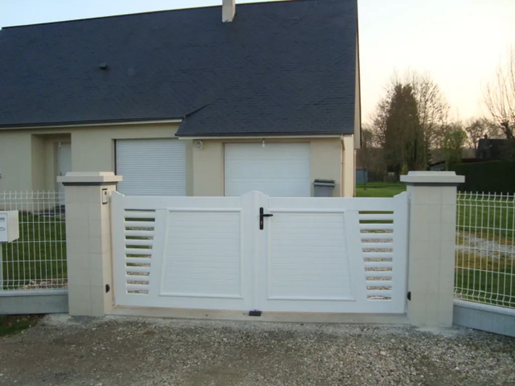 Installation de Portail Motorisé en PVC à 2 Battants pour Particuliers à Grand Quevilly et son Agglomération en Seine-Maritime 76