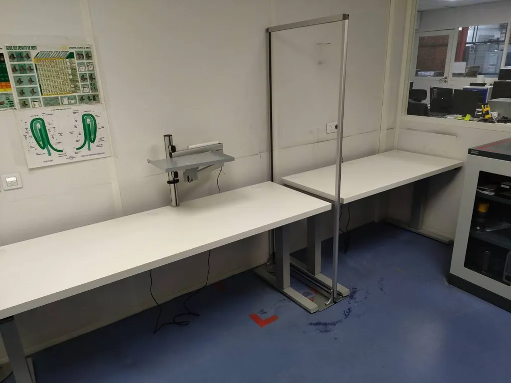 Bureaux réglables avec mécanisme électrique à Boué 02450