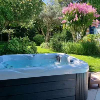Spa Firenze installé dans un jardin à Nîmes