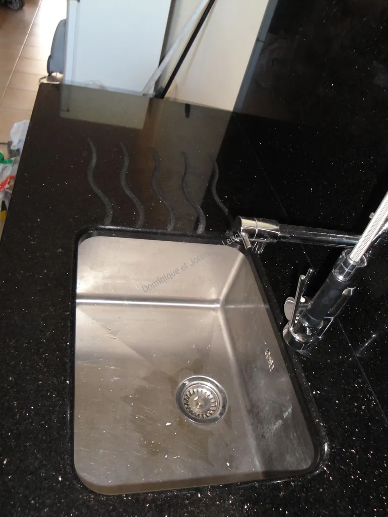 Plan en Granit Noir avec évier sous plan et egouttoir en forme.