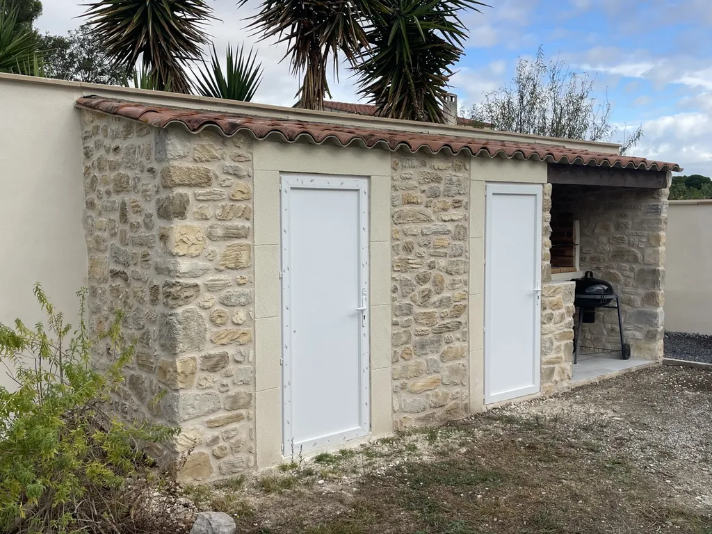 finition pierre sur pool house poussan 