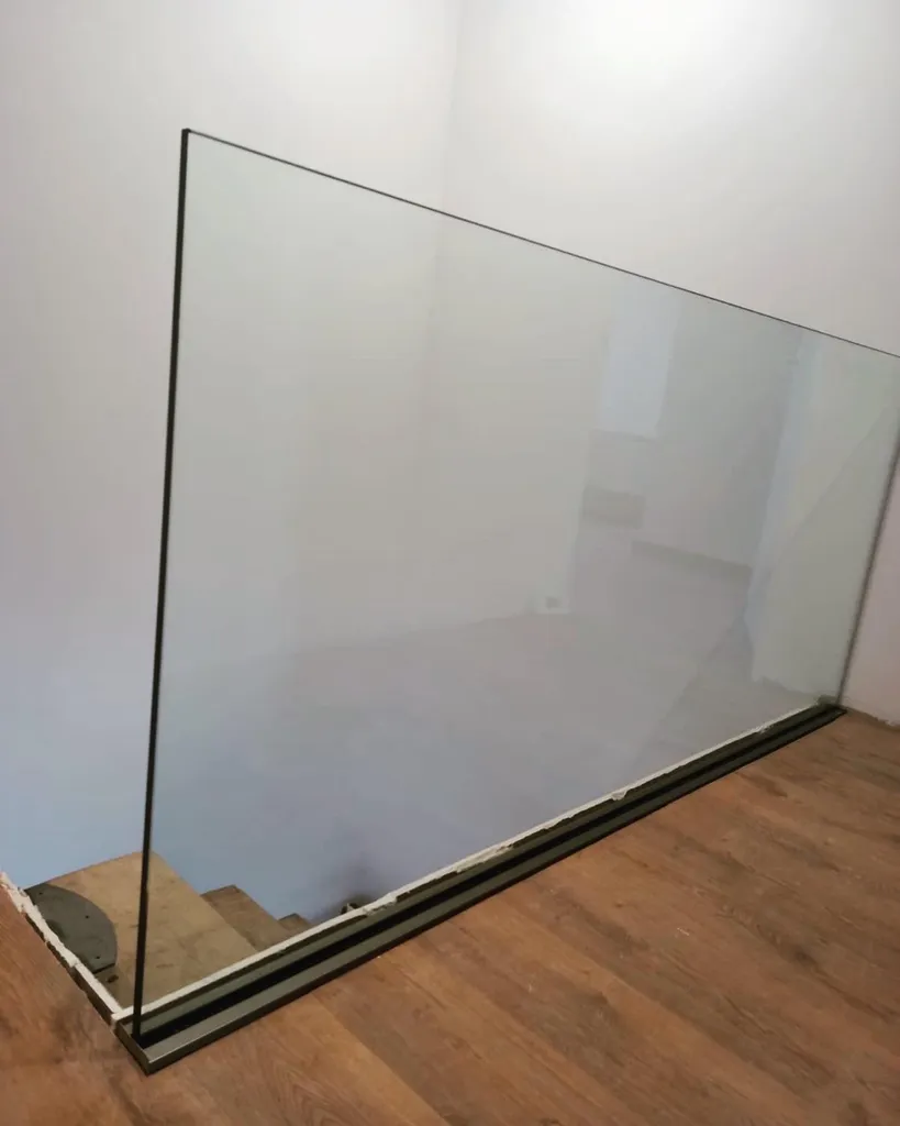 l'installation du garde corps en verre clair transparent pour une allure contemporain et noble à Fareins près de villefranche