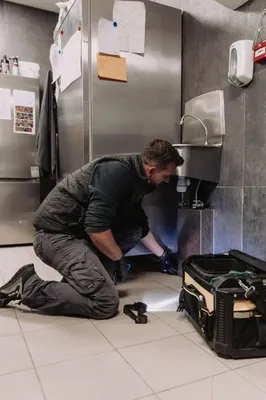 Boîte d’appât sécurisée conforme HACCP installée en cuisine professionnelle pour prévenir et contrôler efficacement la présence de rongeurs dans un restaurant à Saint-Priest.