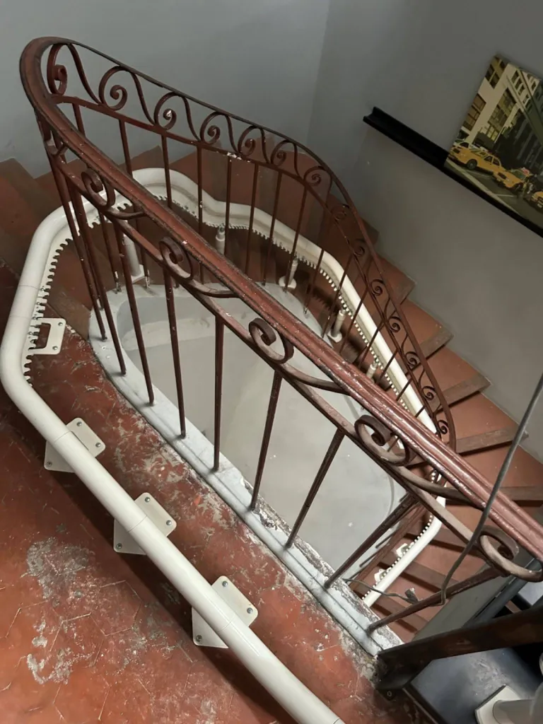 Dans cet immeuble marseillais, la configuration de l'escalier intérieur en colimaçon a nécessité de déployer 2 fauteuils monte escalier de 15 et 17 mètres de long pour couvrir l'accessibilité du bâtiment