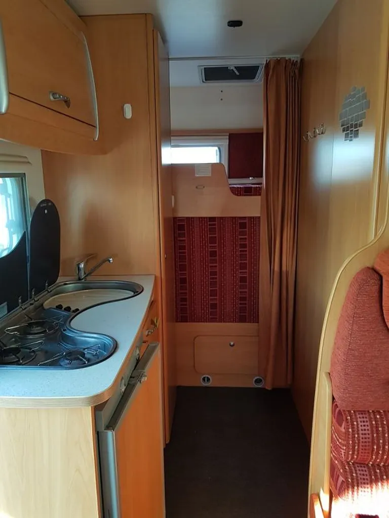 VENDU CAMPING CAR PROFILE CAPUCINE CHAUSSON FLASH 03, 6 places