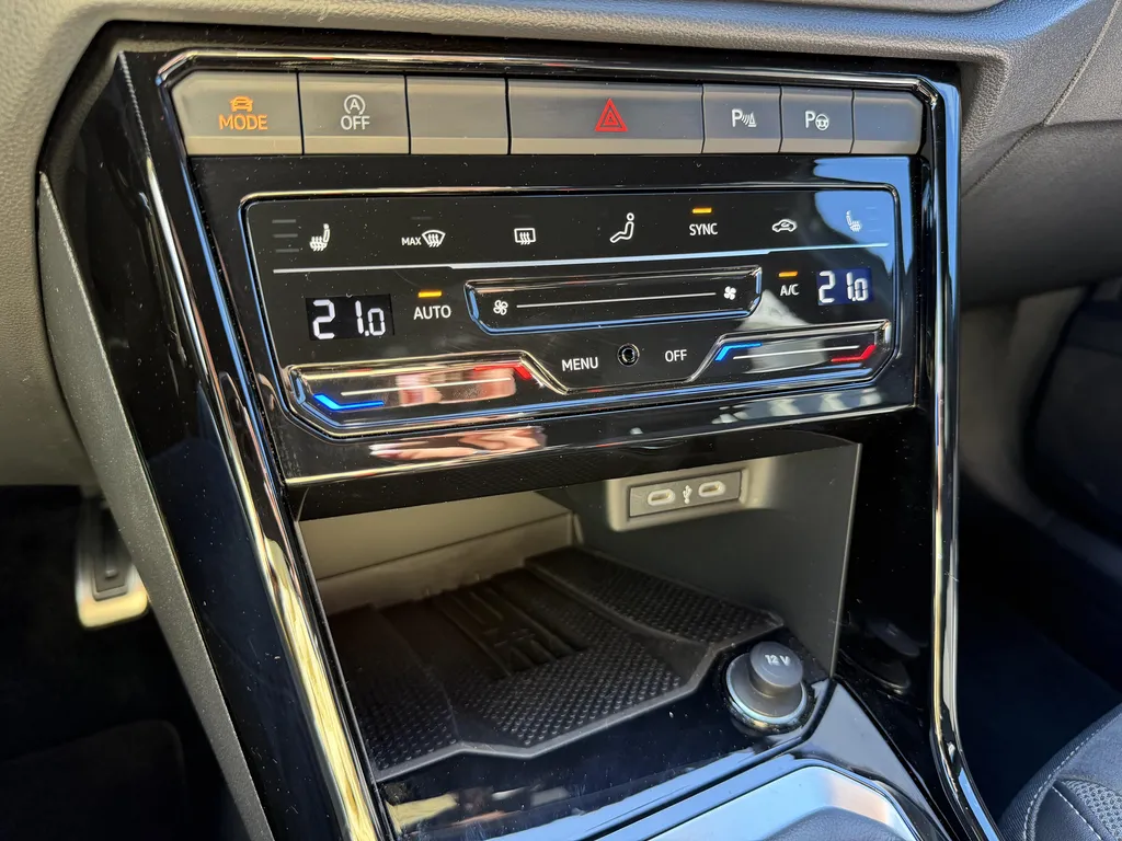 Achat voiture occasion VOLKSWAGEN T-Roc R-Line à proximité de Le Havre : découvrez ce SUV diesel automatique récent