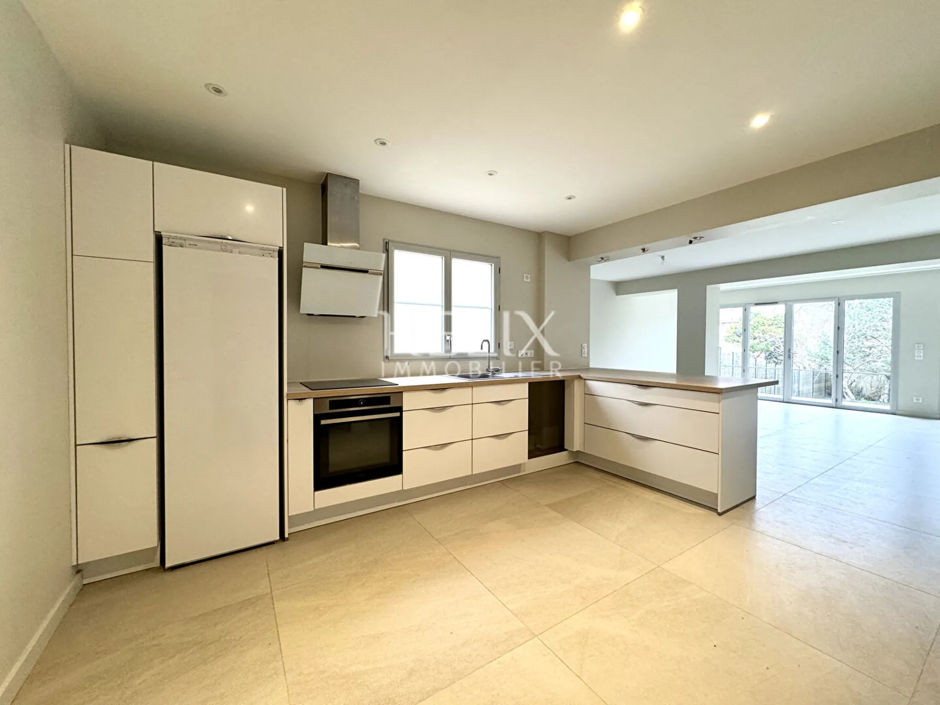 A louer maison contemporaine de 162 M² environ, parcelle environ 500 M² située dans un quartier résidentiel à Saint Germain en Laye, le calme, à proximité des écoles, collèges et lycées. 