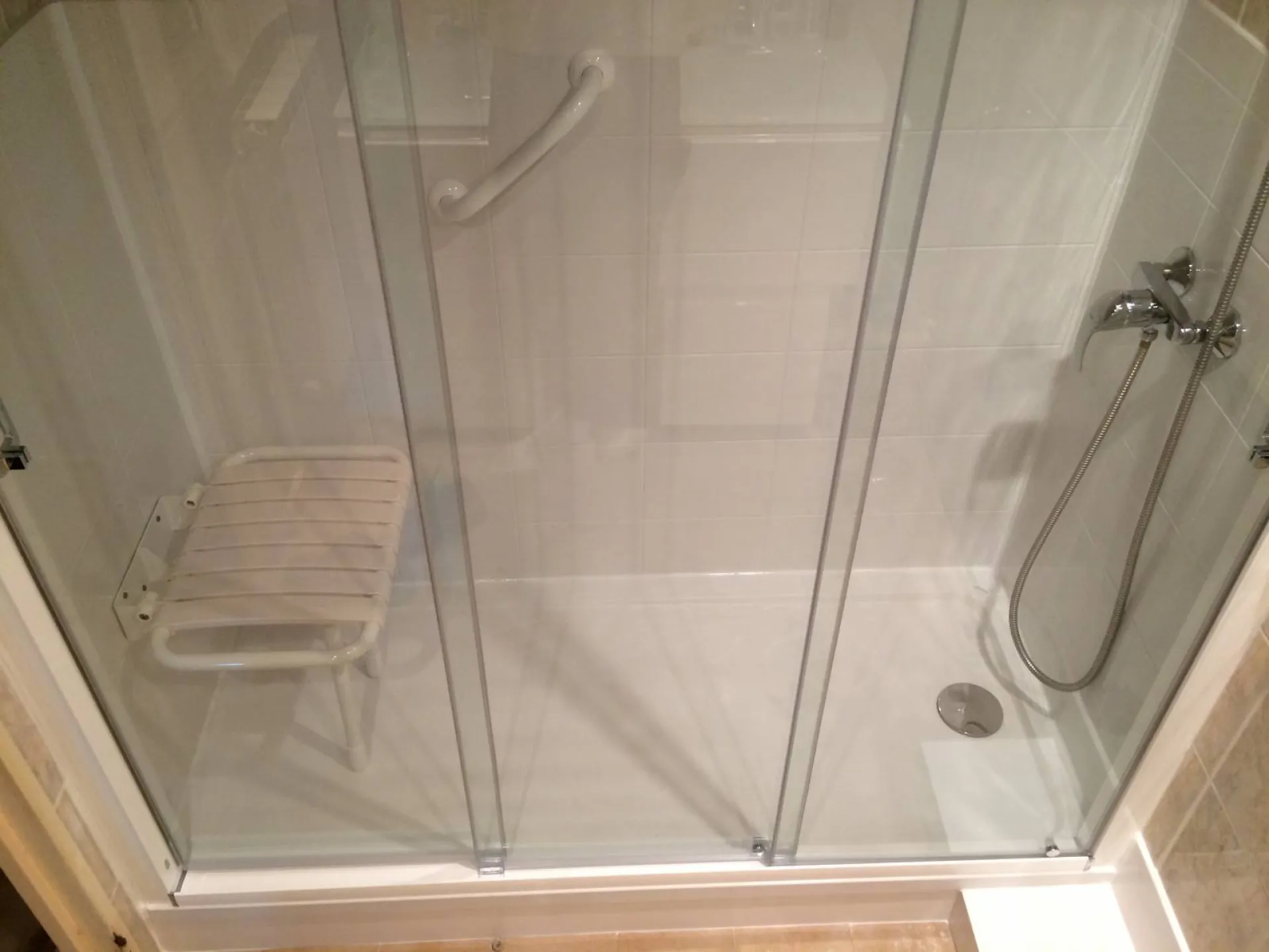 Installation d'une douche sécurisée DOUCHE MODUL'EAU chez un couple de séniors à Marseille 7ème arrondissement, Bouches du Rhône