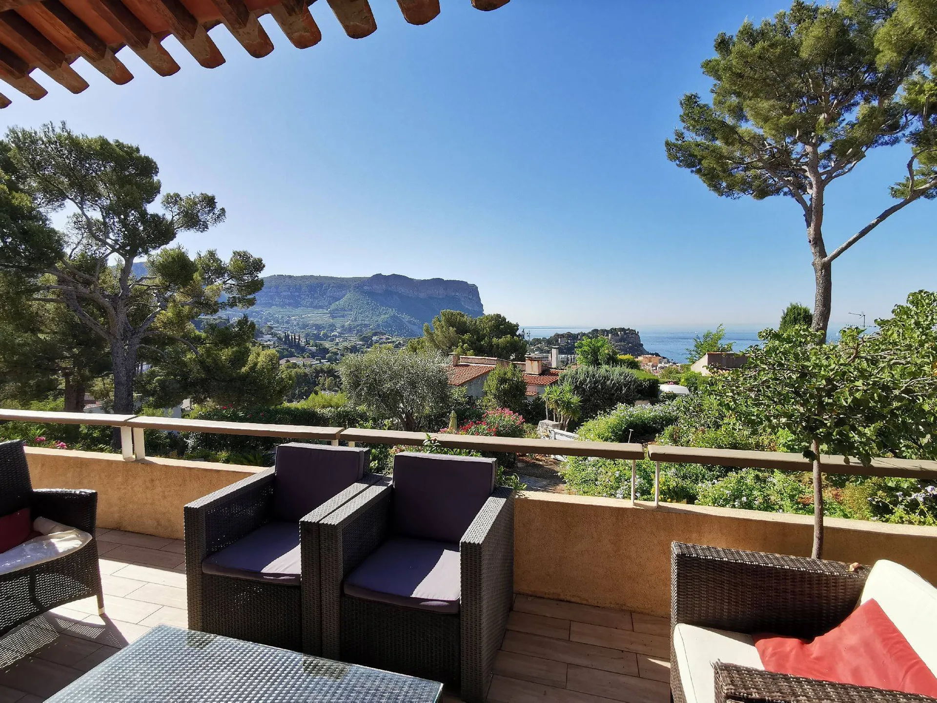 Maison Cassis dans clos privé au calme, avec piscine, parkings et très belle vue sur la baie 