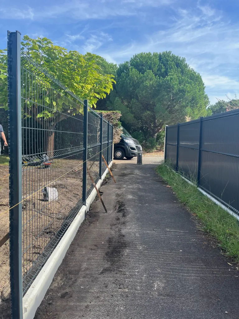 Quels avantages à faire installer une clôture grillage rigide occultante par un paysagiste à Biscarrosse et Mimizan