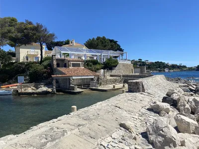Installation d'un chapiteau cristal 10*22m et de structures en pont lumière installés pour un mariage dans une propriété privée en bord de mer à Grimaud