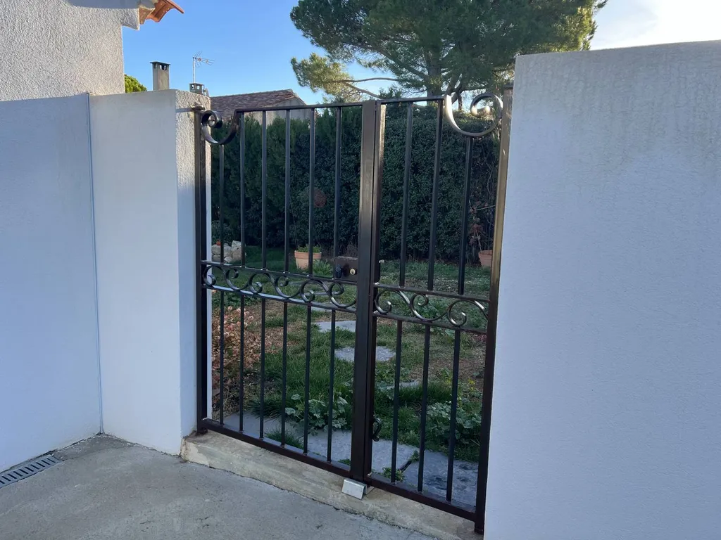 Fabrication et pose d'un portillon sur mesure en fer forgé avec volutes à Velaux près d'Aix en Provence