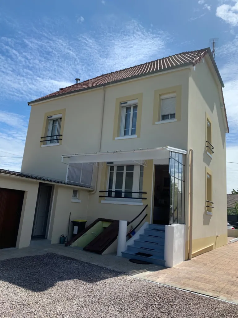 Ravalement enduit projeté de façade sur maison individuelle ton pierre proche Le Havre , Montivilliers, Epouville haute Normandie 76