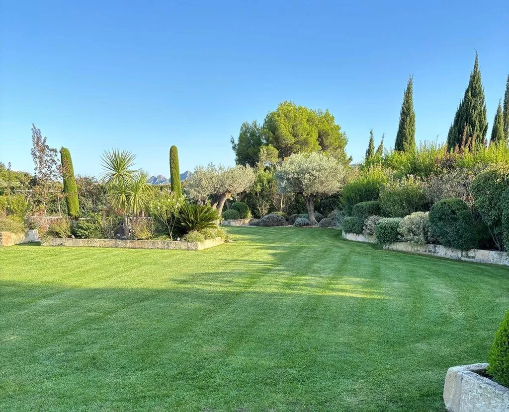 Carré Vert, spécialiste en arrosage automatique dans les Bouches-du-Rhône 13, à Aix-en-Provence 13090, pour un jardin parfaitement irrigué et économe en eau