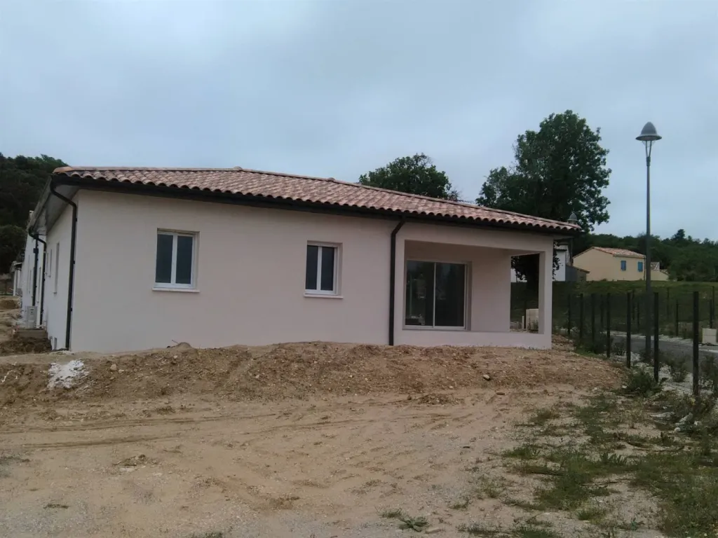 Comment poser des gouttières de forme corniche G325 en aluminium sur une maison neuve ?