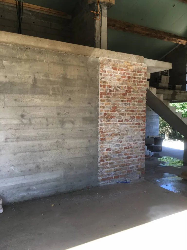 Réalisation d'un mur en briques anciennes près d'Aix en Provence