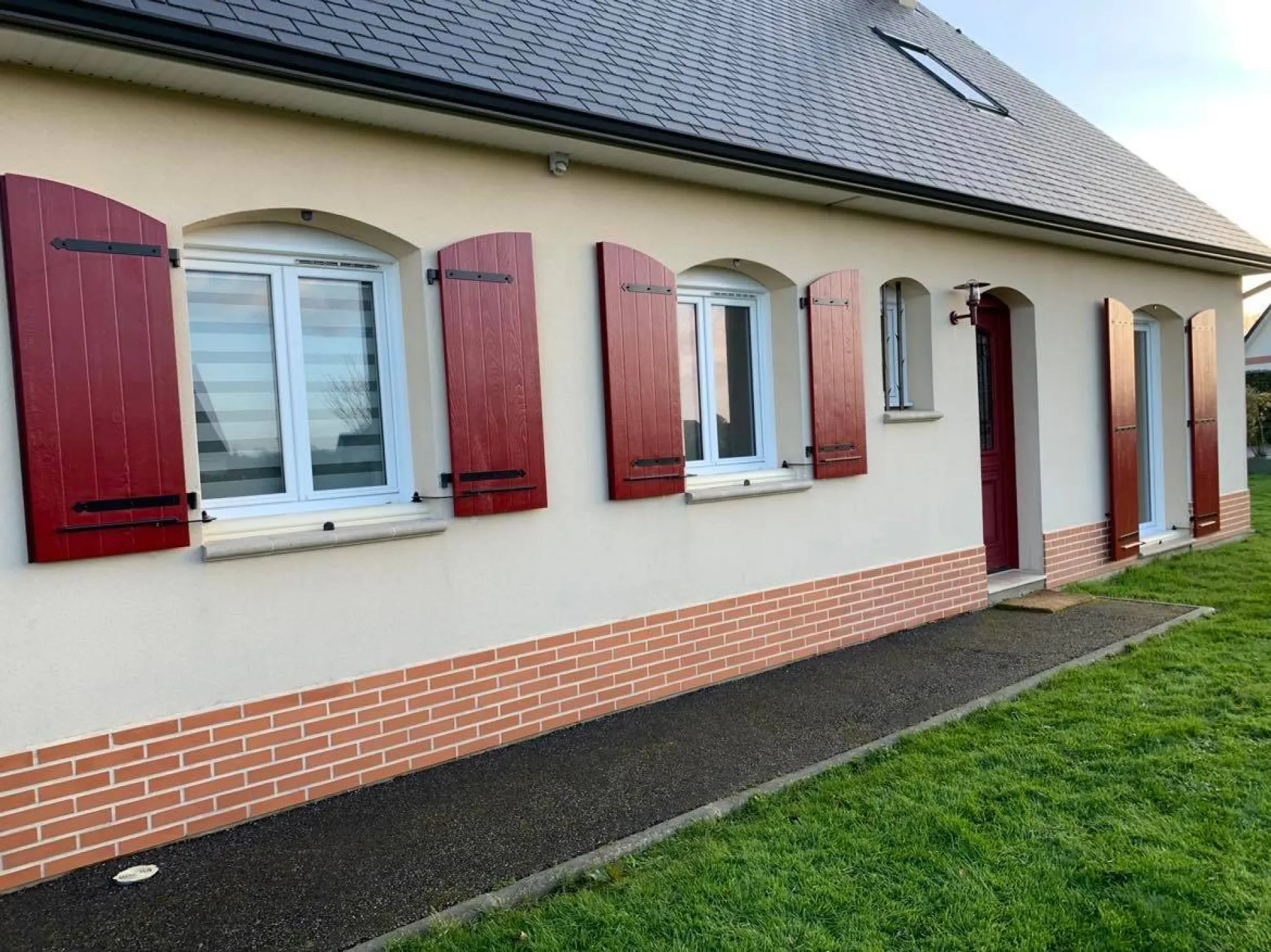 Réalisation de pose de volets battants en fibre résine isolants secteur Cauville-sur-Mer proche Criquestot l'Esneval (76)