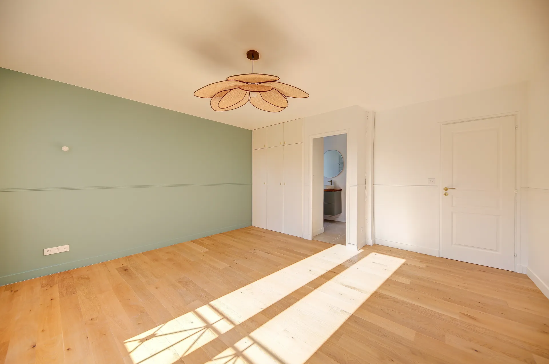 A vendre dans le centre de Saint Germain en Laye près des commerces et du RER un hotêl particulier rénové