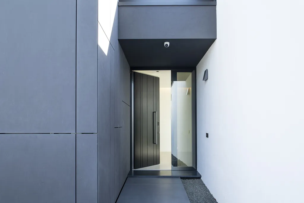 La porte pivotante Silvelox Pivo't en Corse-du-Sud : quand l'entrée devient un geste architectural à part entière
