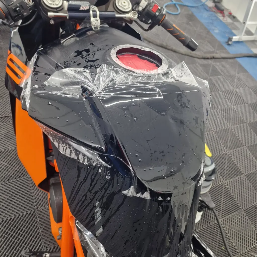 Pose de film PPF moto et protection esthétique près de Caen