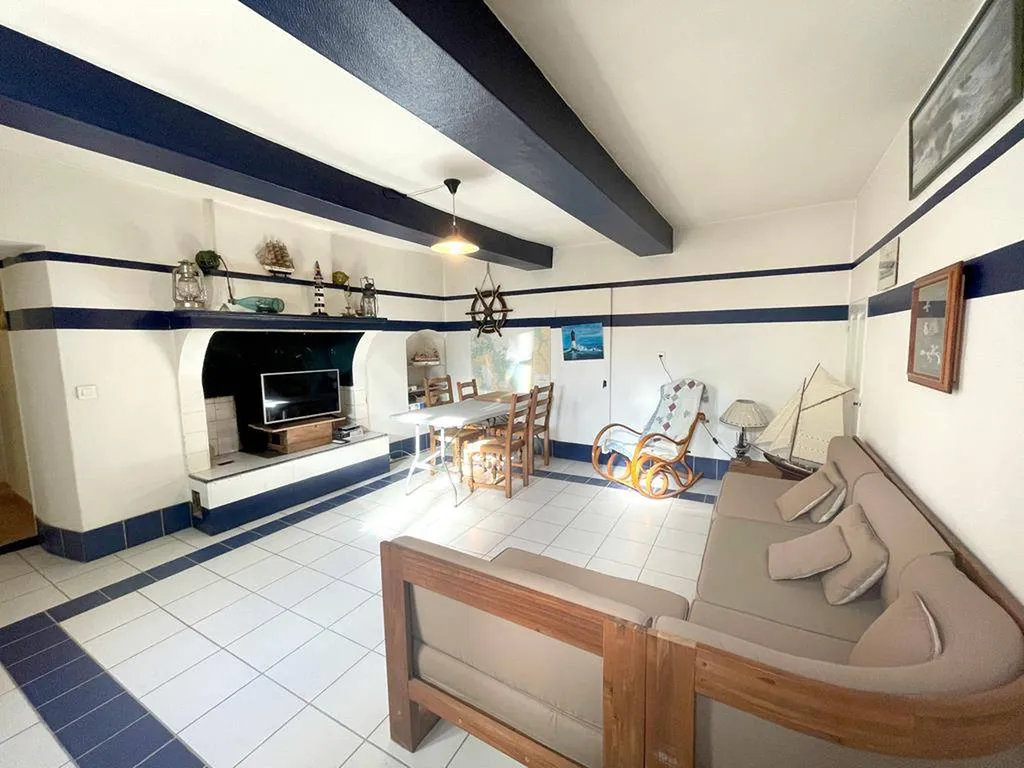 Ancienne ferme en pierre avec vue sur les vignes  à Entrechaux en Vaucluse  