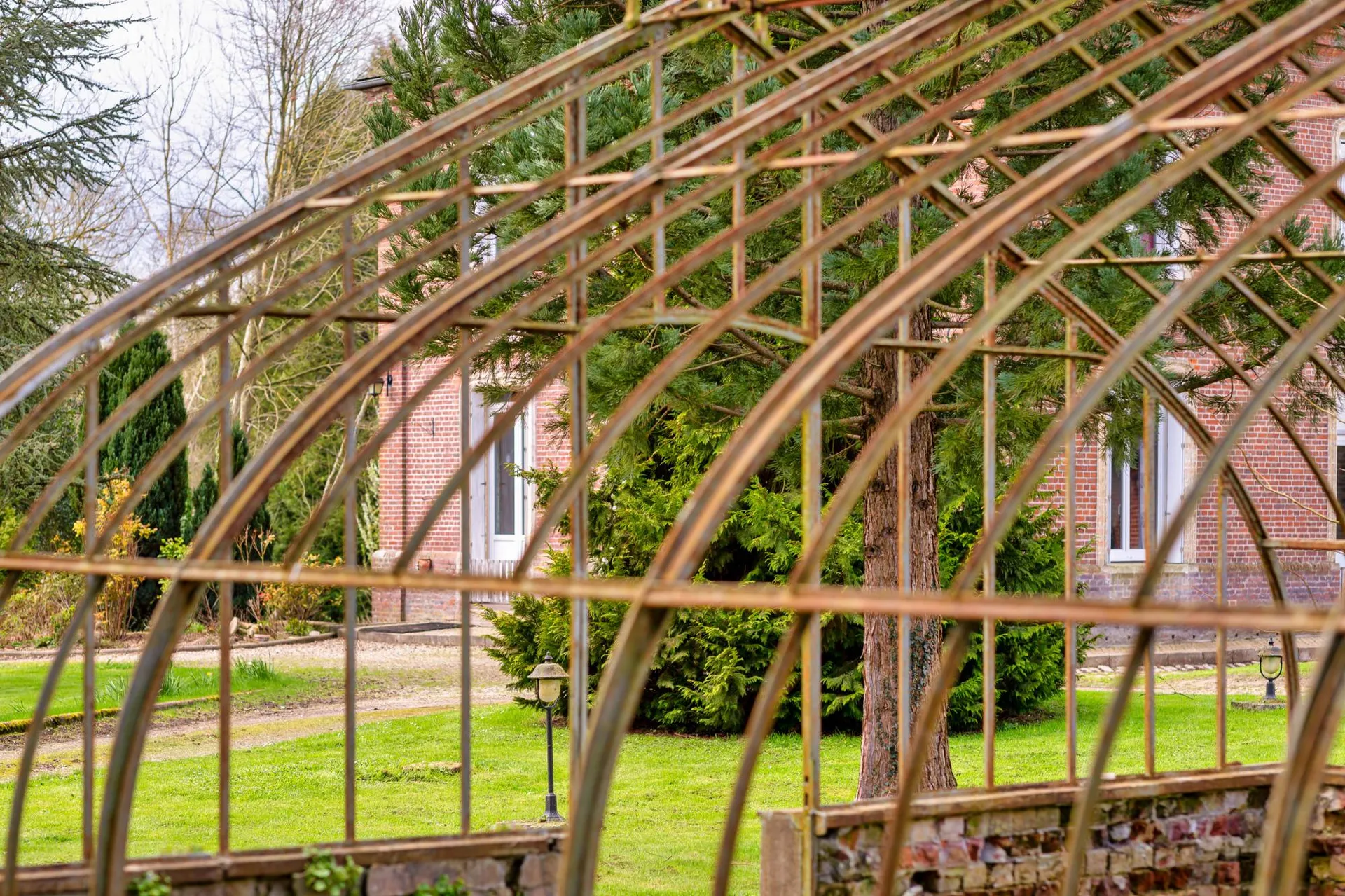 A vendre Propriété de charme avec cave à vin, écuries et serre à ornements : un havre de paix à découvrir.