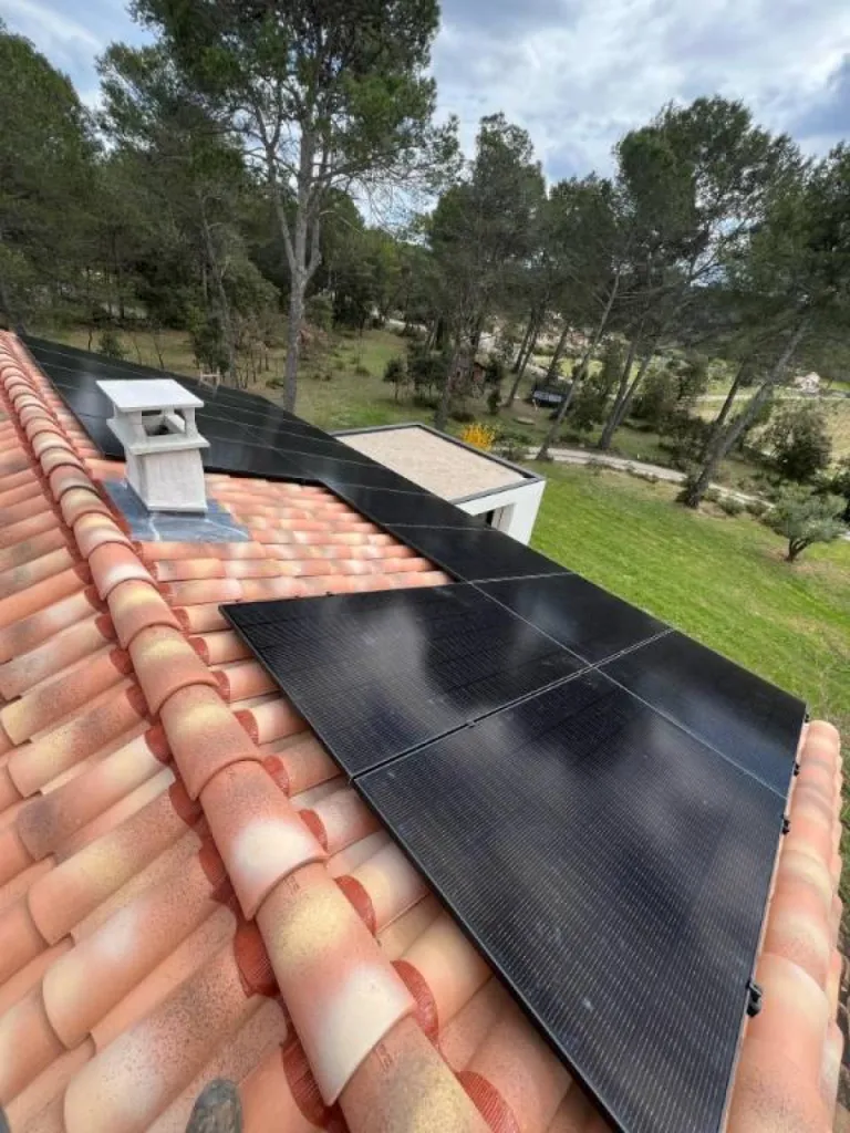 Pose de 16 panneaux photovoltaïques sur toiture de maison à Rognes dans les Bouches du Rhône