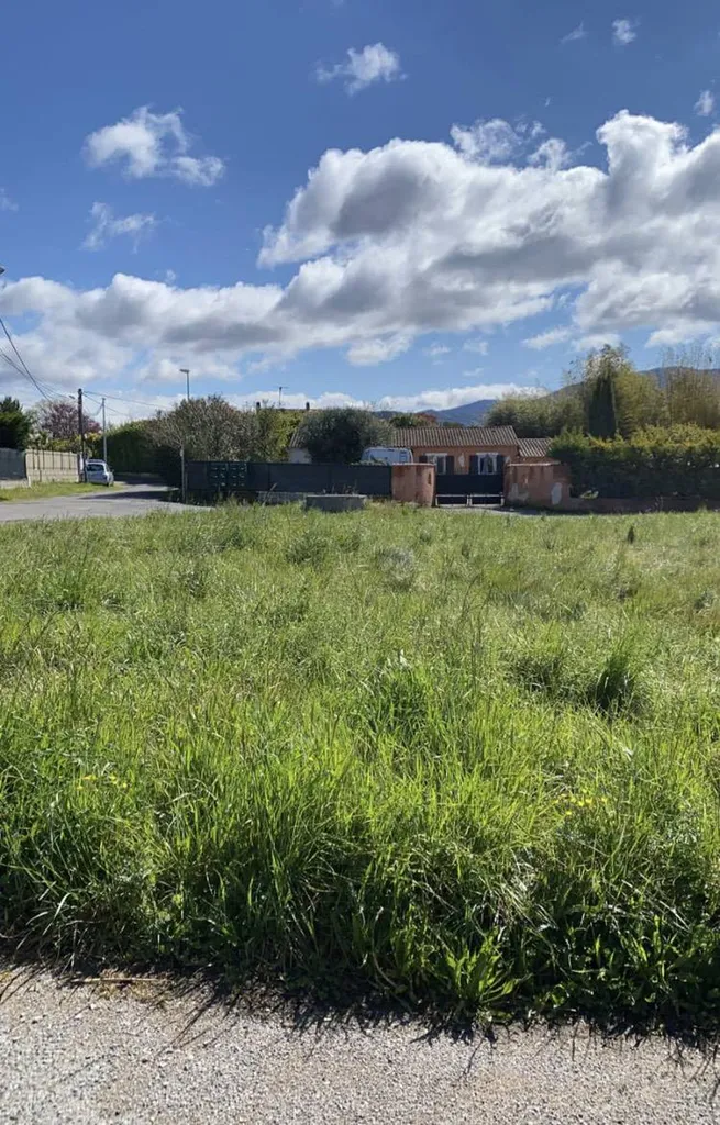 à construire sur un très beau terrain proche Cuers