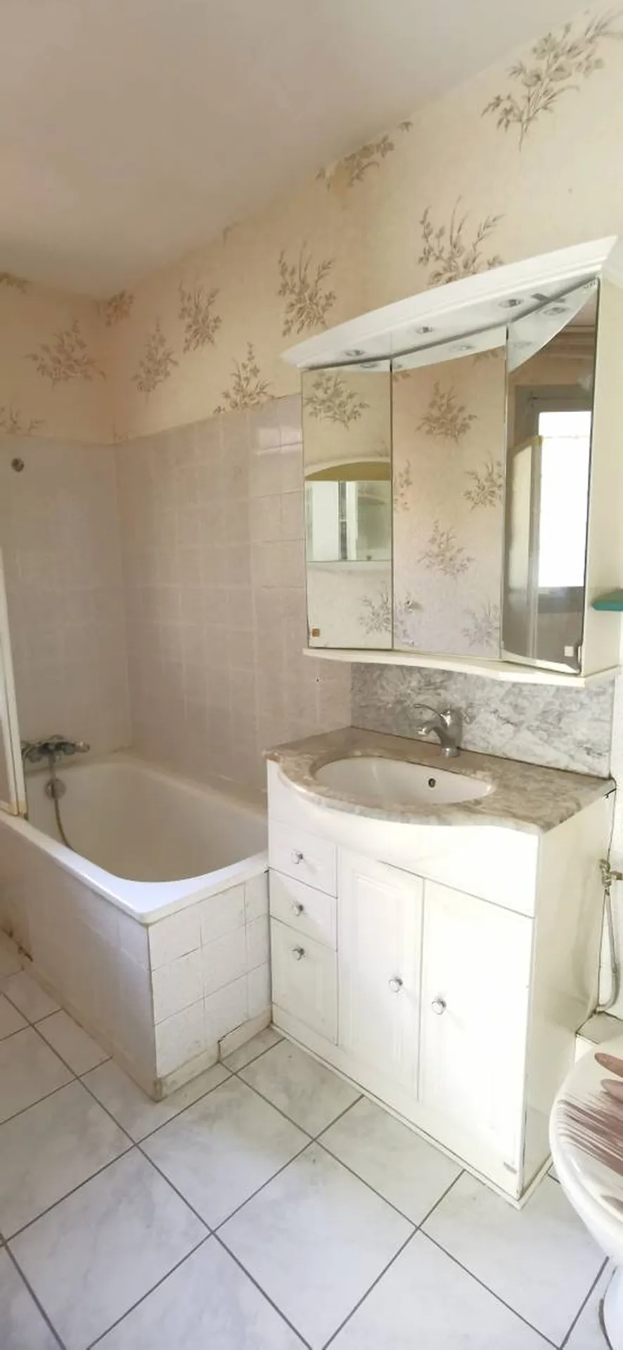 Vente appartement T2 Cassis centre à rénover dans une résidence sécurisée avec parking juste derrière le port